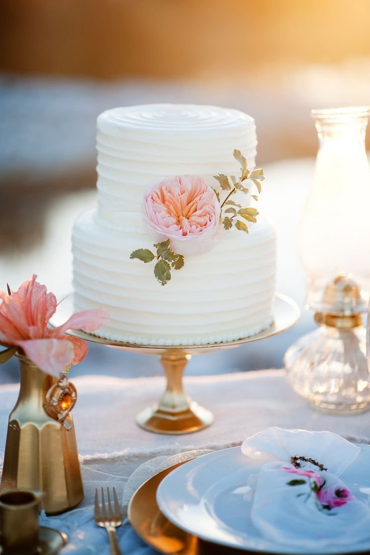 Небольшой стильный свадебный торт