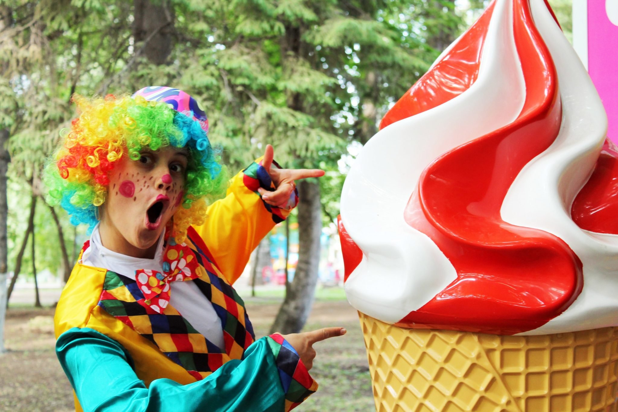 Автобус клоунов. Фестиваль мороженого. Мороженое фестиваль. Клоун в парке. Мороженое праздник.