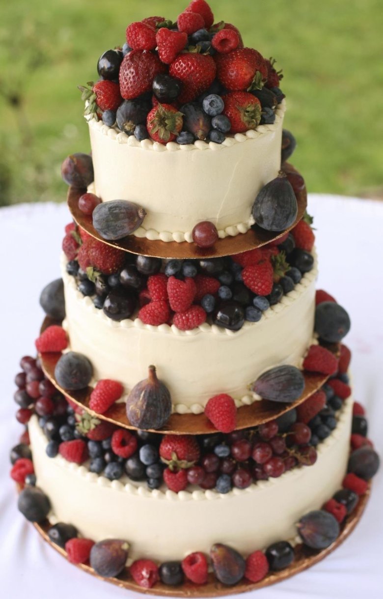 Торт для свадьбы двухуровневый с ягодами медовик