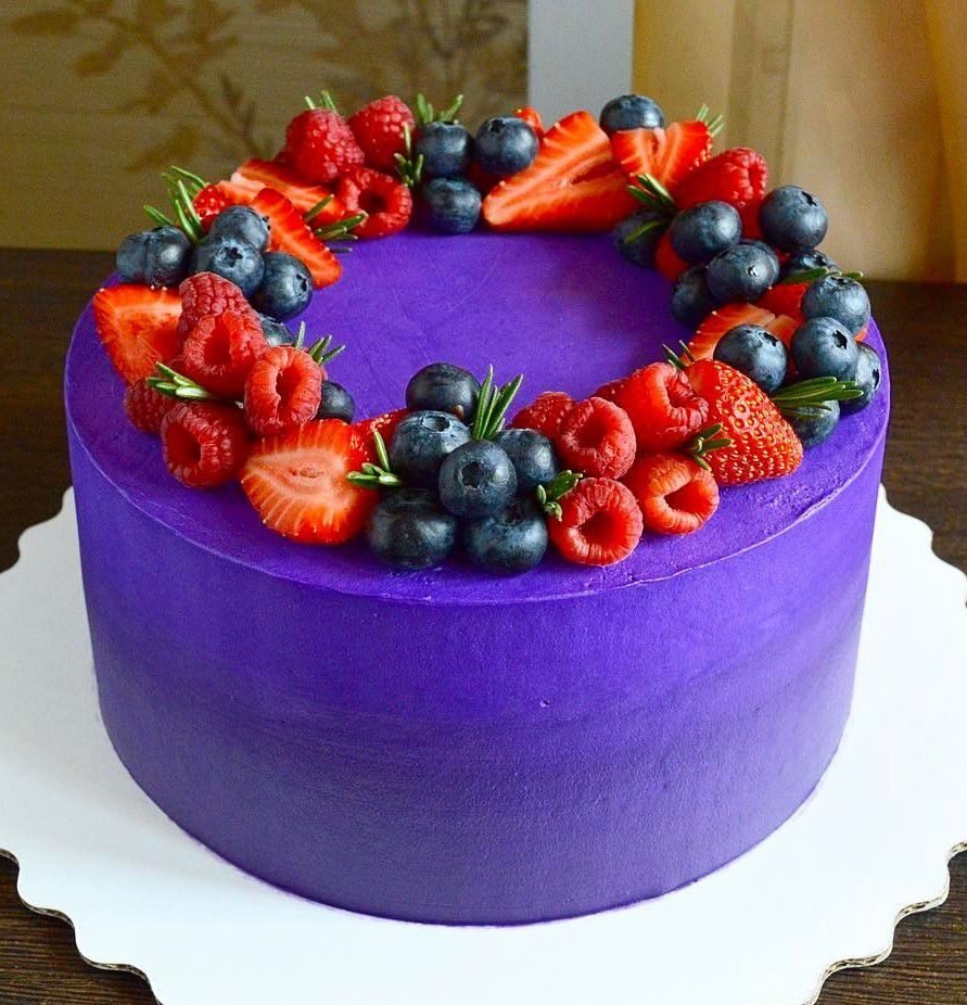 Сиреневый торт с ягодами