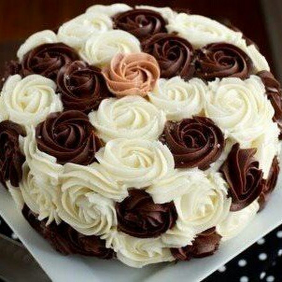 Шоколадный торт с белыми розами из крема