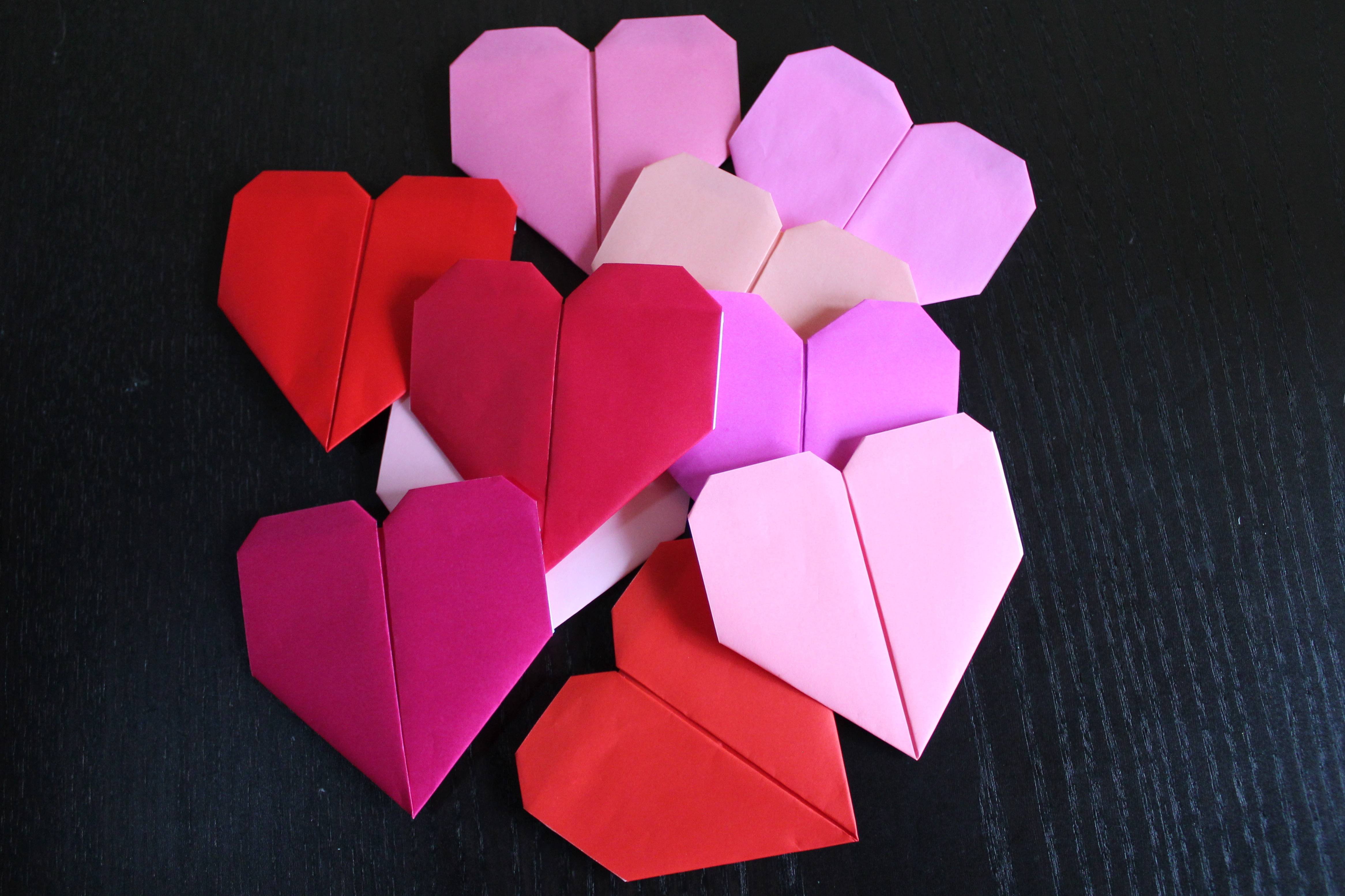 Сердечко из бумаги легко. Оригами сердце. Объемное сердце из бумаги. Объемные сердечки из бумаги. Оригами сердце объемное.