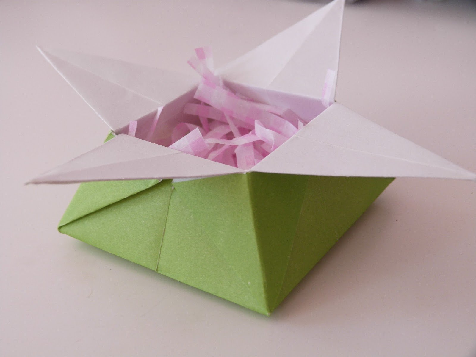 Сделать подарок оригами. Оригами подарок. Оригами подарок девочке. Подарочное оригами. Оригами для девушки подарок.