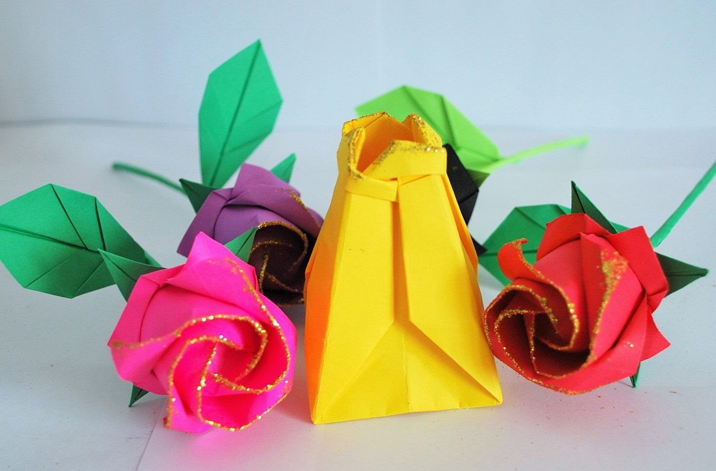 Сделать подарок оригами. Оригами подарок. Оригами подарок девочке. Оригами для девушки подарок.