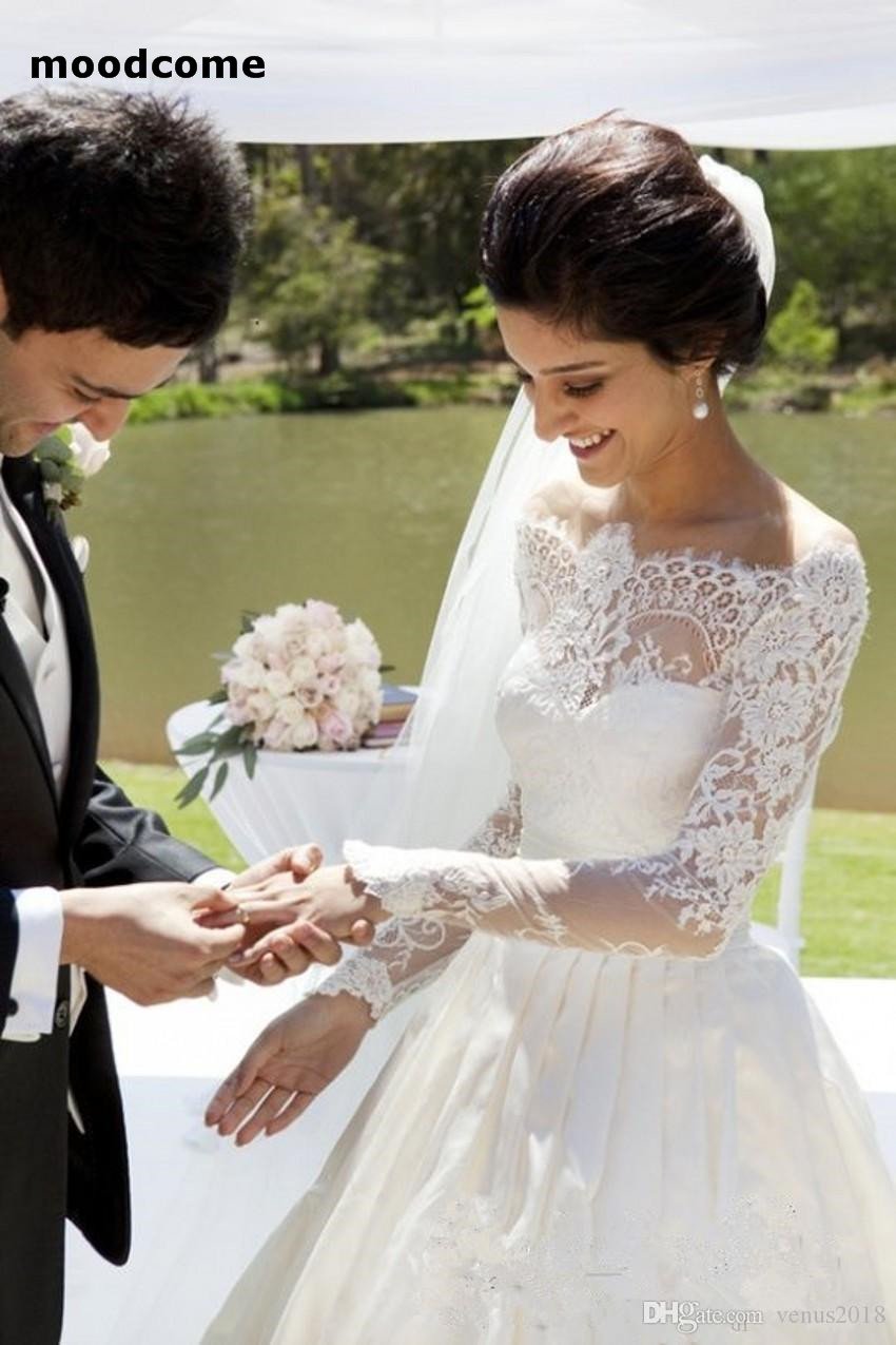 Невеста в пышном платье с женихом