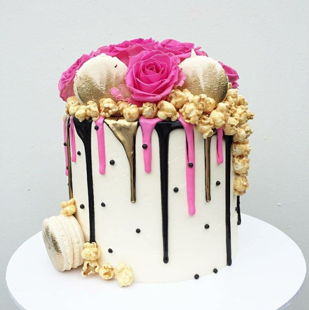 Черно розовый торт. Торт Блэк Пинк торт. Тортики с розовыми подтеками. Торт с розовыми подтеками. Торт с подтеками.
