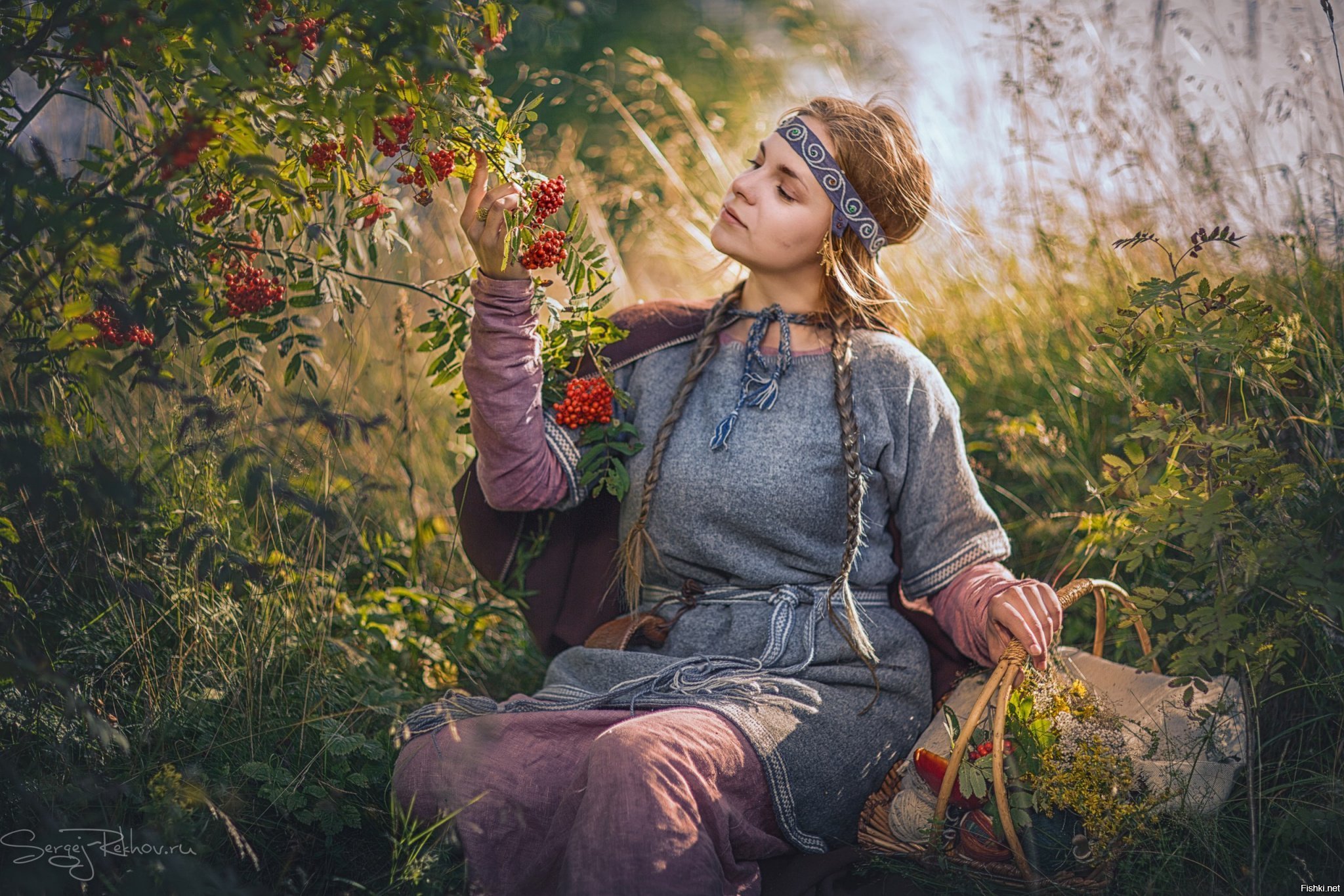 Славянка рядом. Славянские девушки. Славянская осень. Фотосессия в русском стиле. Осень у славян.