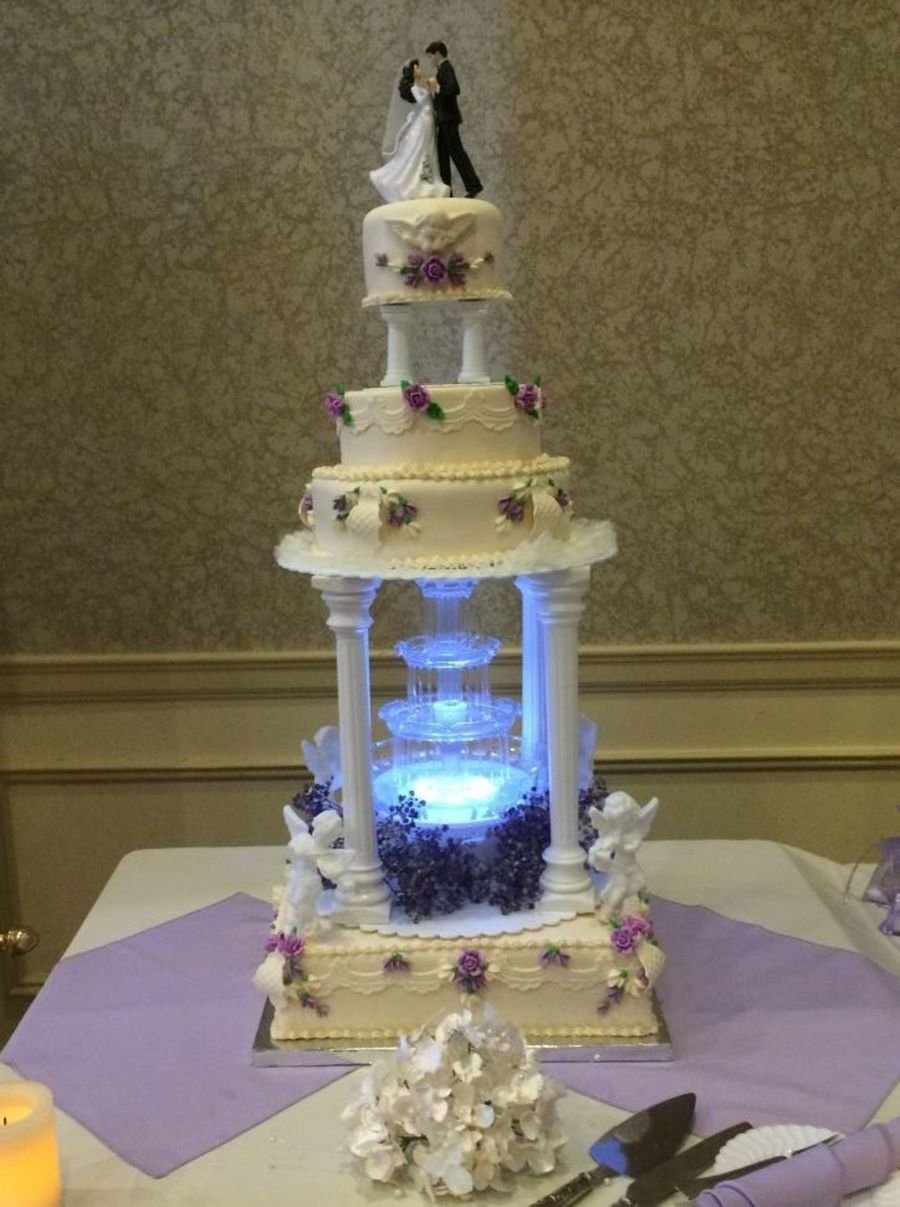 Свадебный торт с фонтанчиками