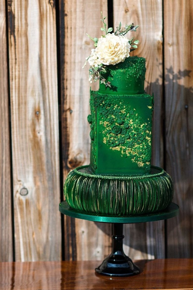 Зеленый двухъярусный торт