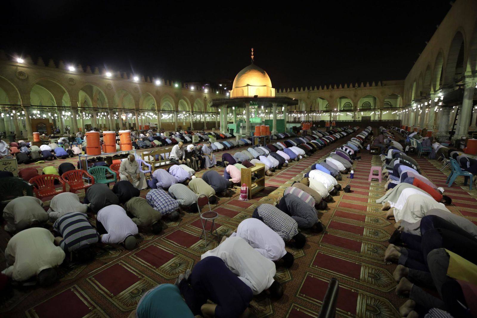 Ночная молитва мусульман. ИД Аль Фитр в Египте. Мусульмане в намаз Рамадан. Саудовская Аравия ИД Аль Фитр. Священный пост Рамадан.