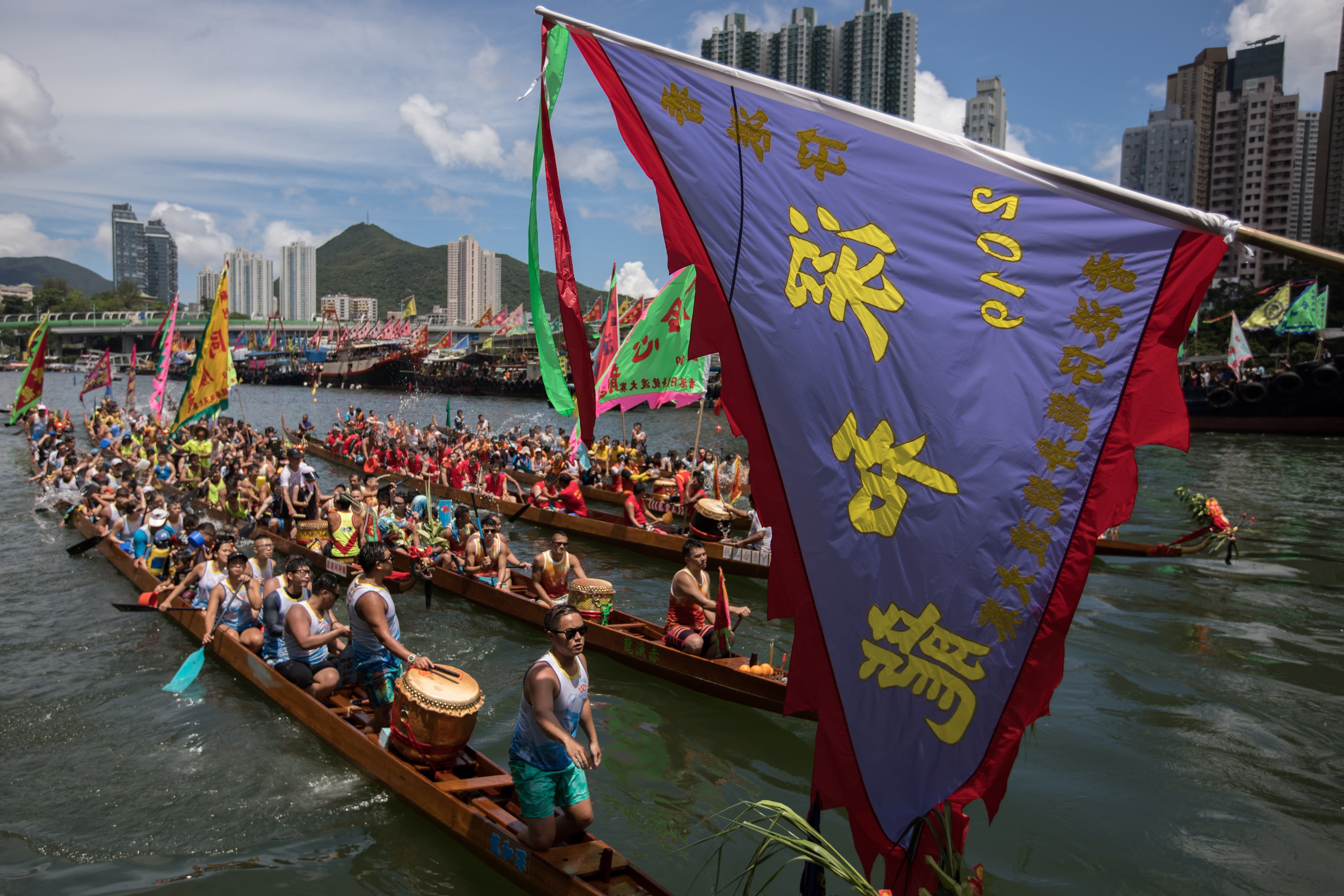 China dragon boat festival. Праздник драконьих лодок в Китае. Дуаньу праздник драконьих лодок. Фестиваль лодок драконов в Китае. Праздник дуаньу в Китае.