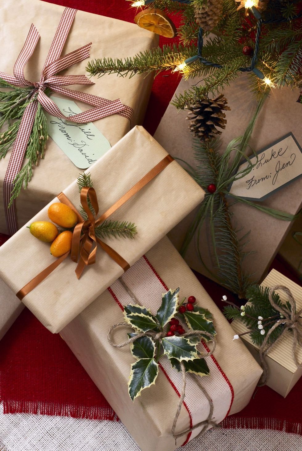 Украсить подарок на новый. Подарки и упаковка. Красивая упаковка подарков. Упаковка новогодних подарков. Новогоднее украшение "подарок".