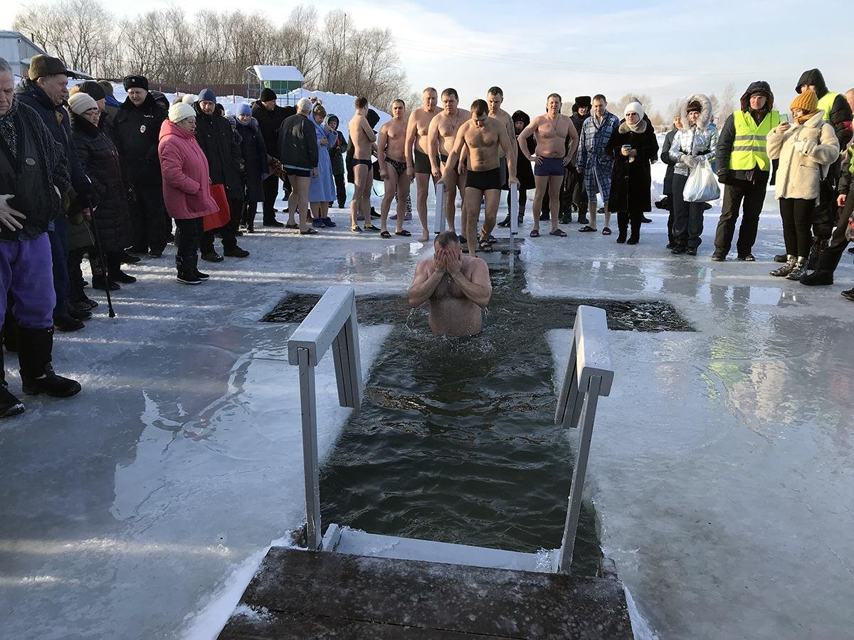 Январь купаться. Ачинск крещение 2022. Крещенские купания. Крещение прорубь. Крещение Господне купание.