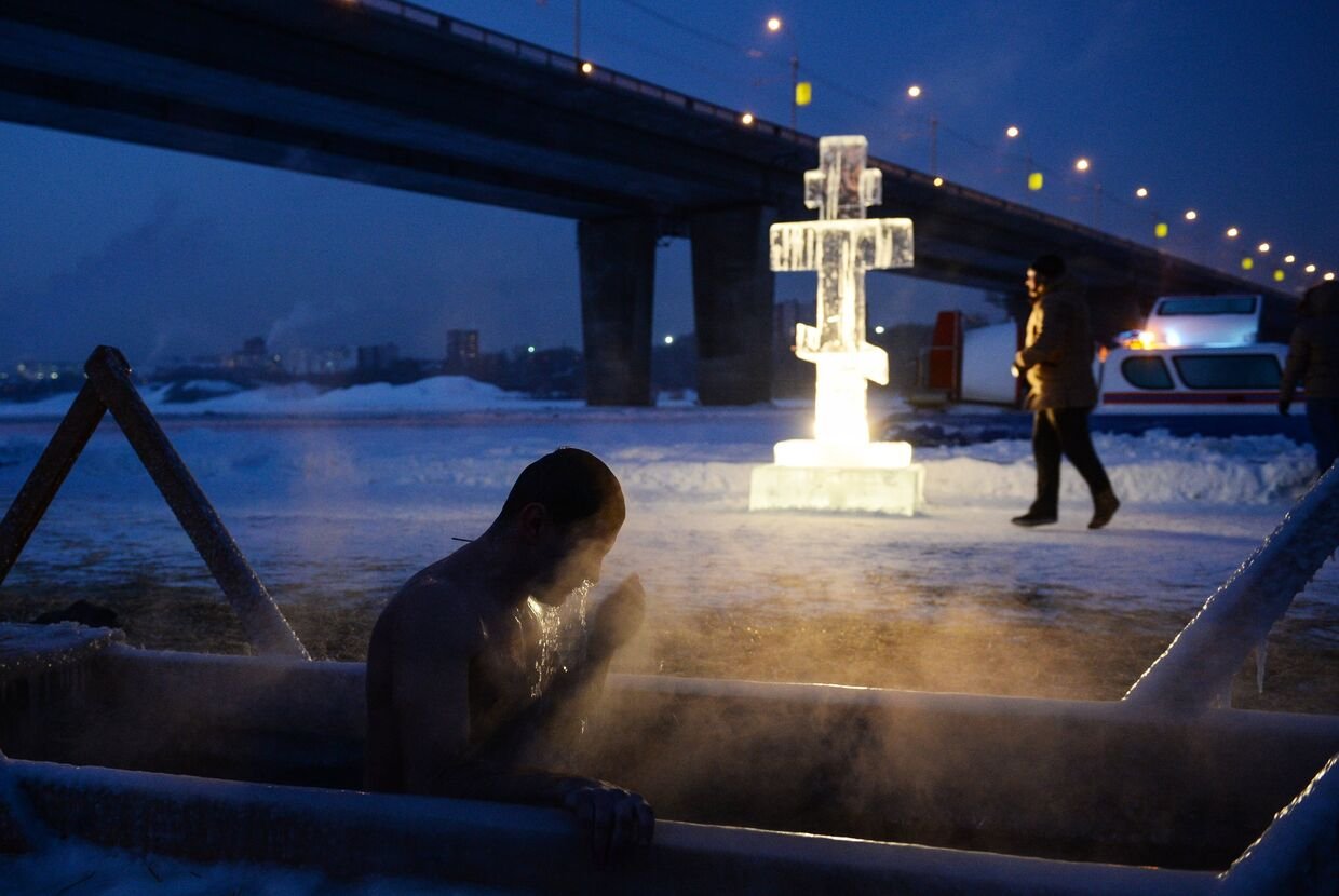 1035 крещение в каком городе. Прорубь ночью. Крещенские Морозы Москва. Крещение на улице. Крещенские купания картина.