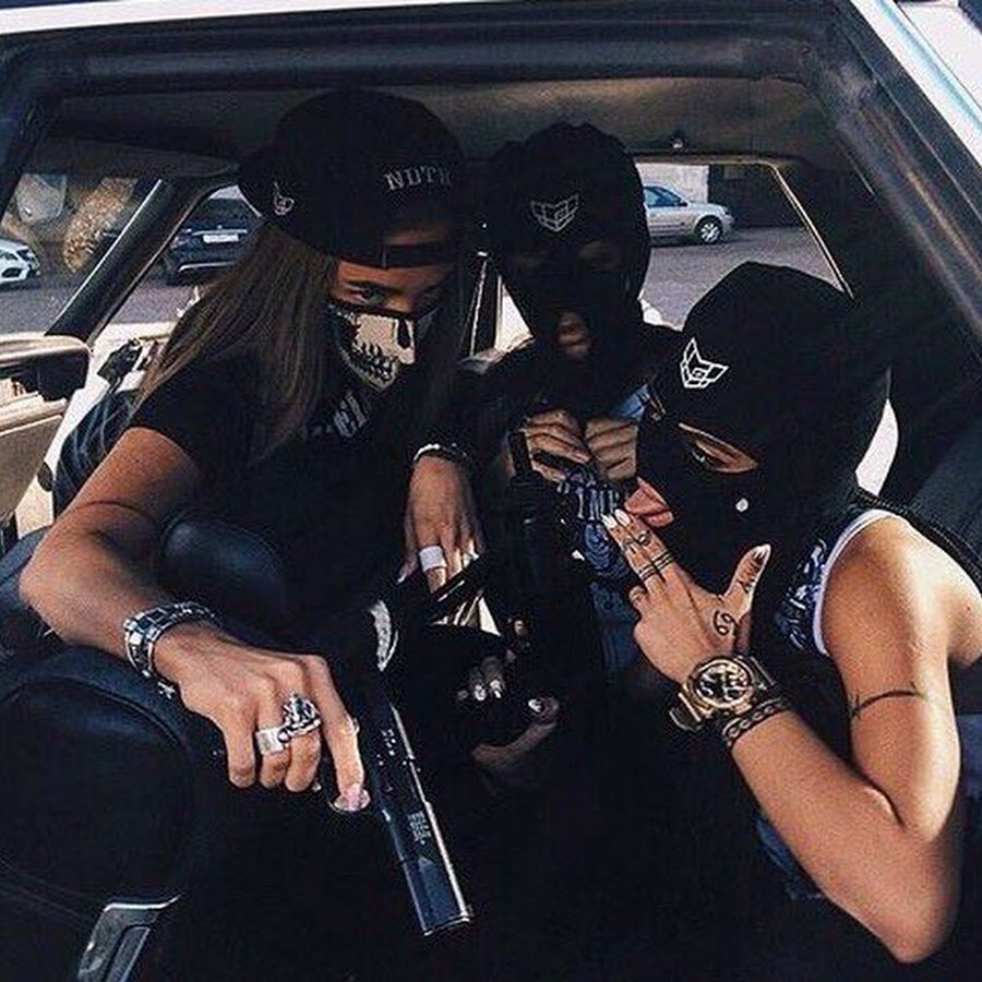 Бандиты в масках в машине