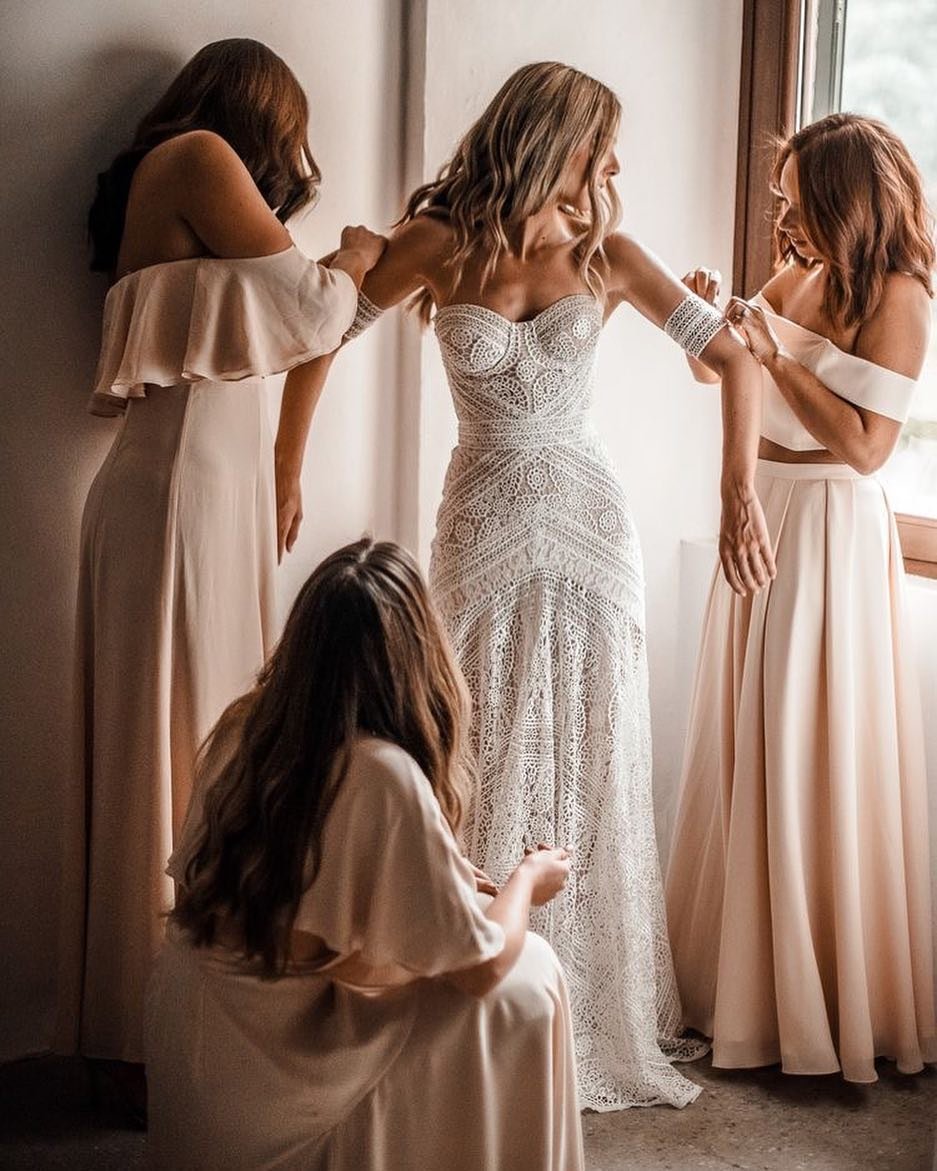 Три девушки в свадебном платье