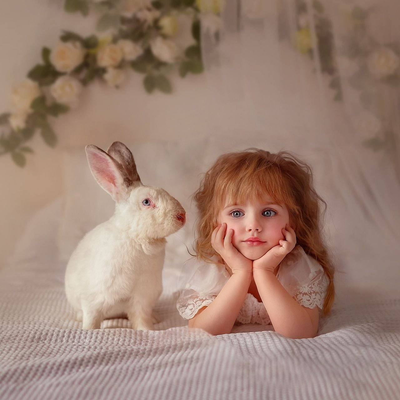 Ребенок в год кролика. Девочка с кроликом. Фотосессия с кроликом.
