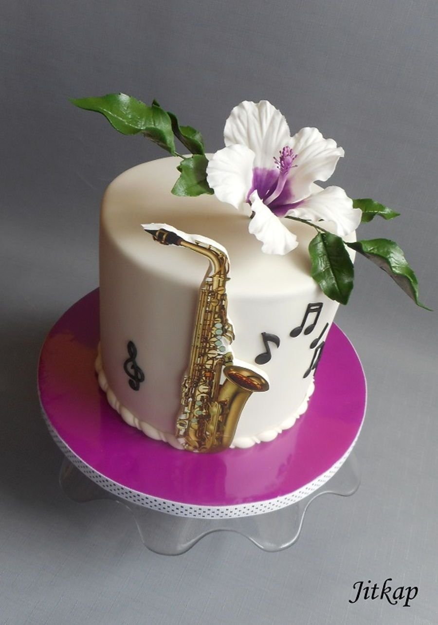Торт в виде саксофона
