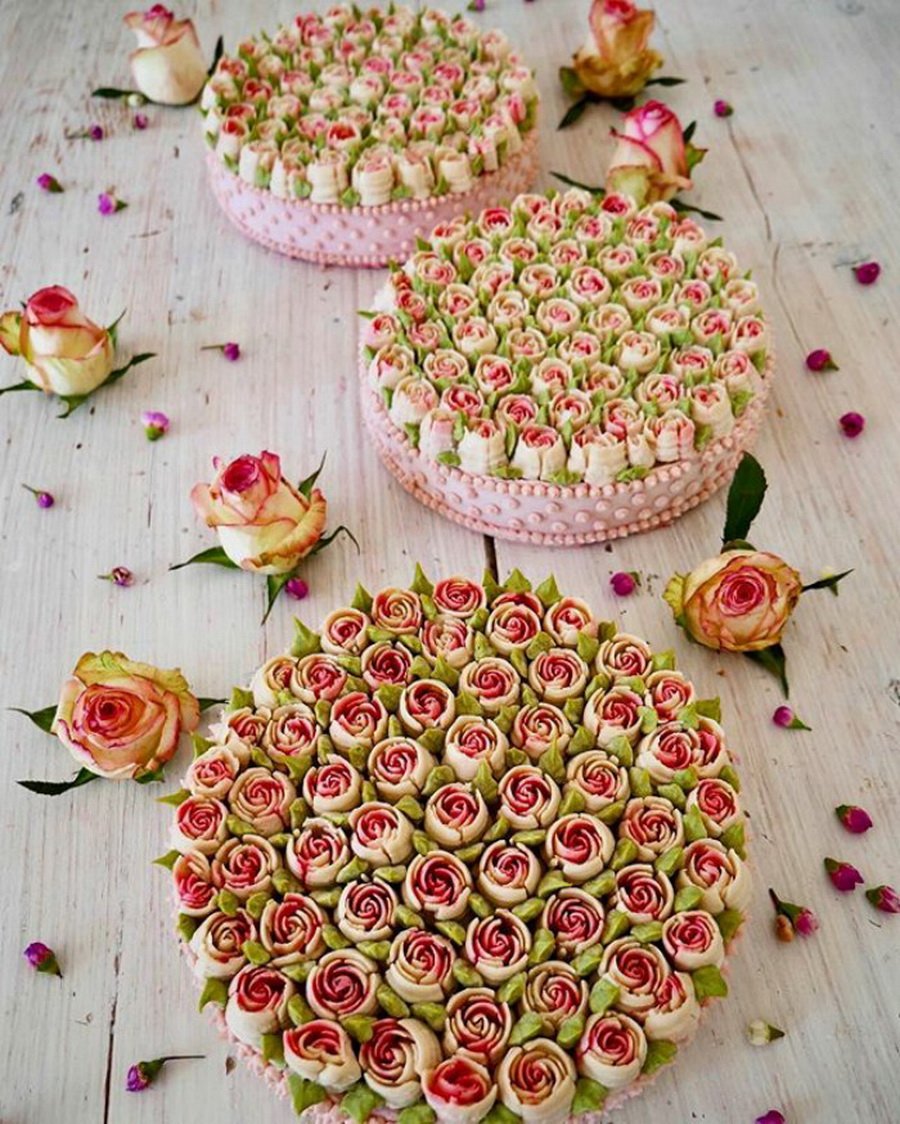 Мелкие цветы на торте