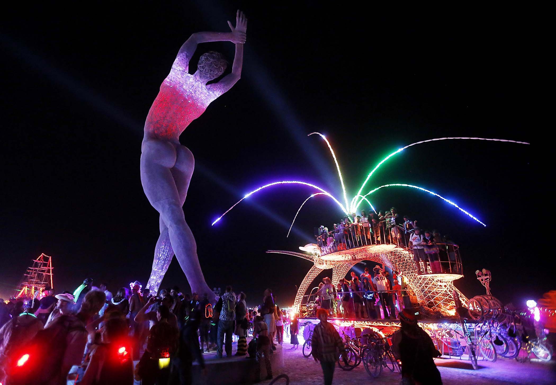 В мире шоу в контакте. Burning man фестиваль. Праздник Burning man. Burning man 2013. Burning man 2023.