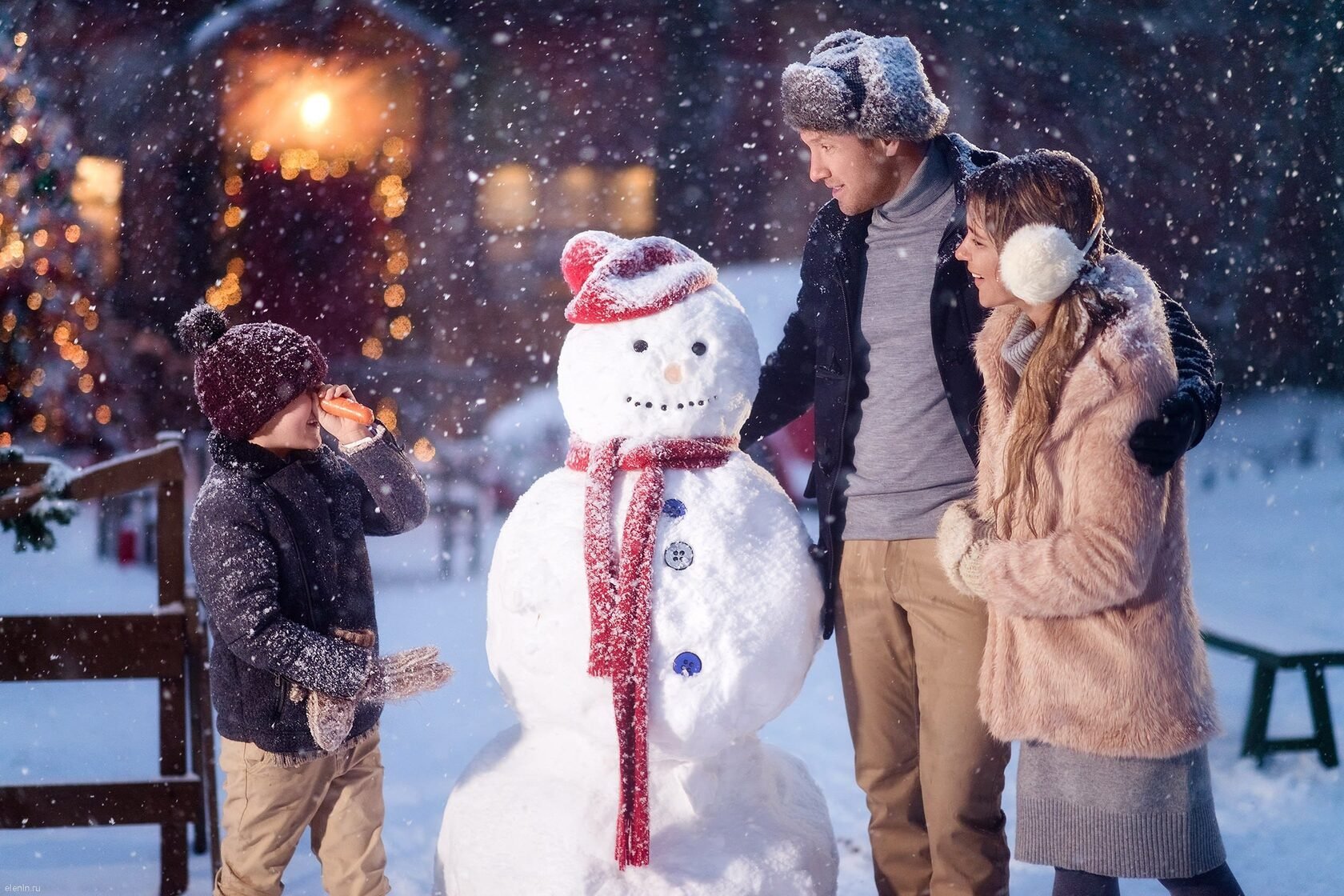 Winter family discord. Фотосессия со снеговиком. Семья снеговиков. Семья со снеговиком зима. Семья лепит снеговика.