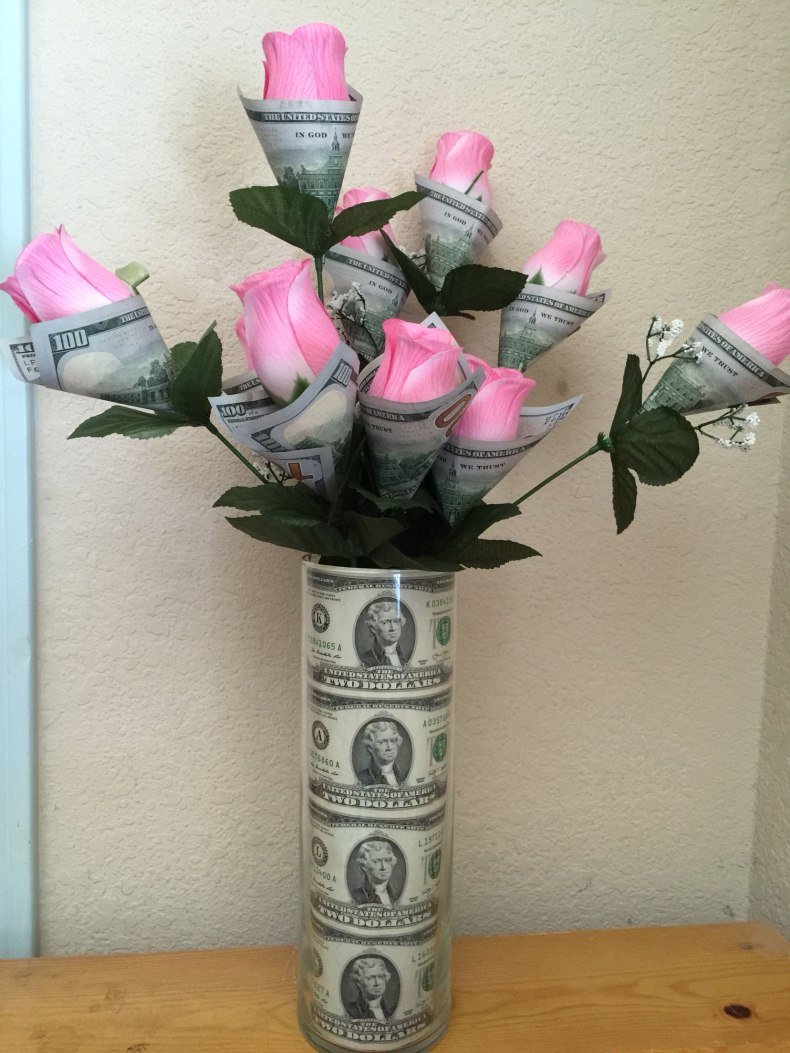 Букет цветов из денежных купюр
