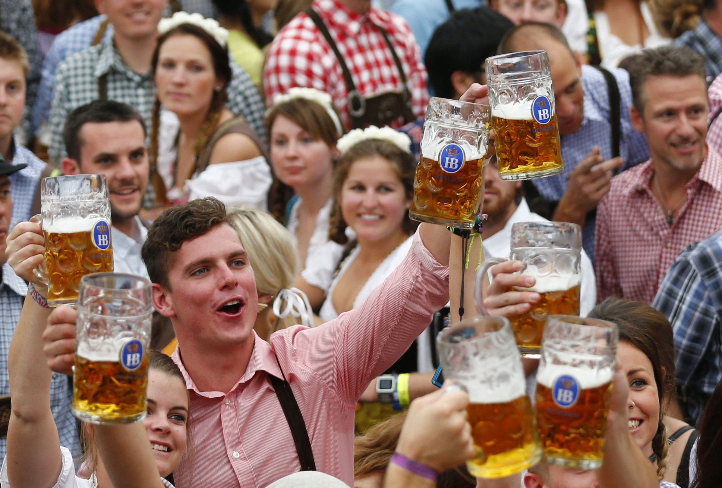Октоберфест сколько пивоварен. Октоберфест в Германии. Oktoberfest пиво. Рейкьявик пивной фестиваль. Октоберфест в Германии фото.