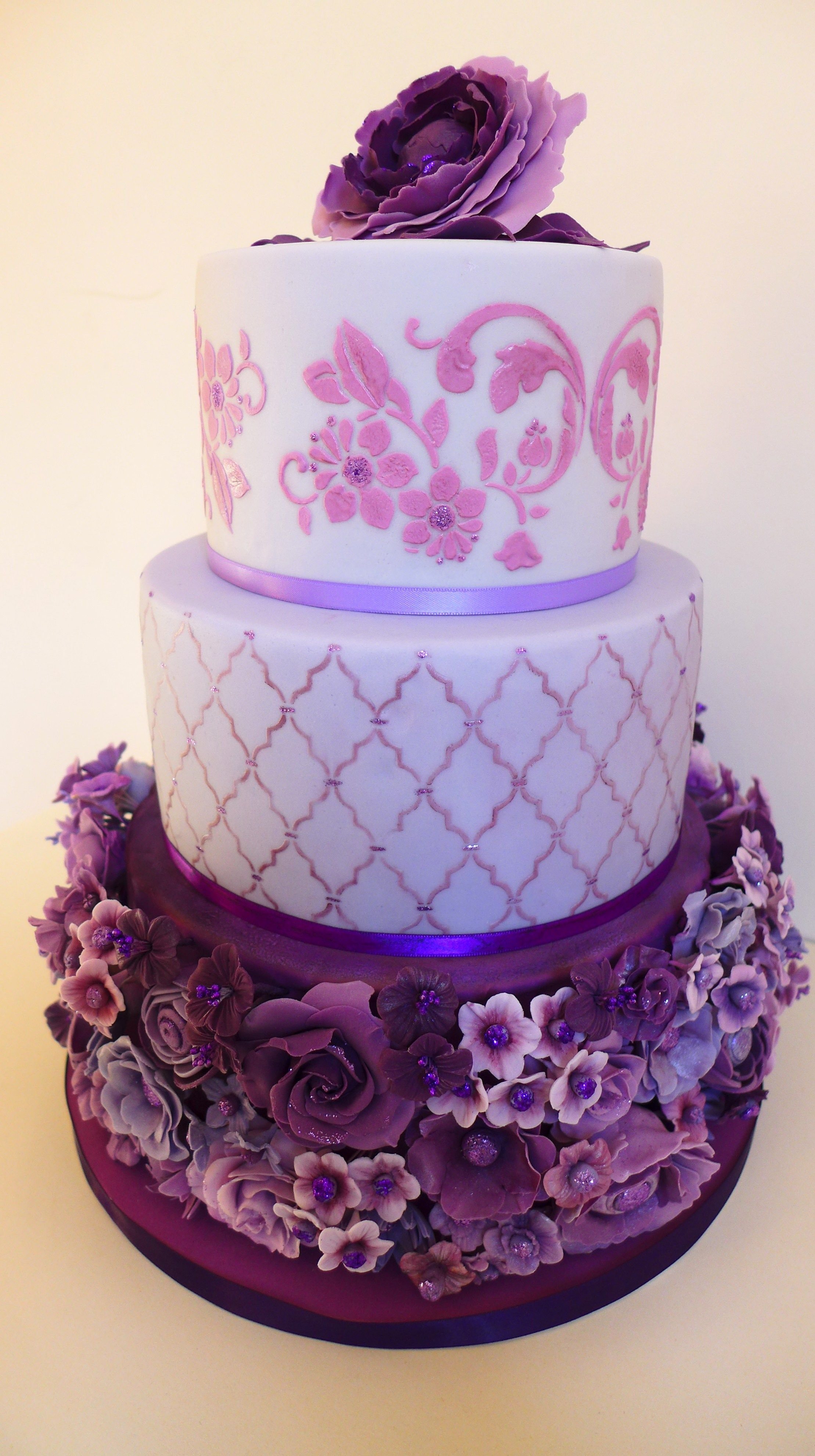 Сложный торт фиолетового цвета