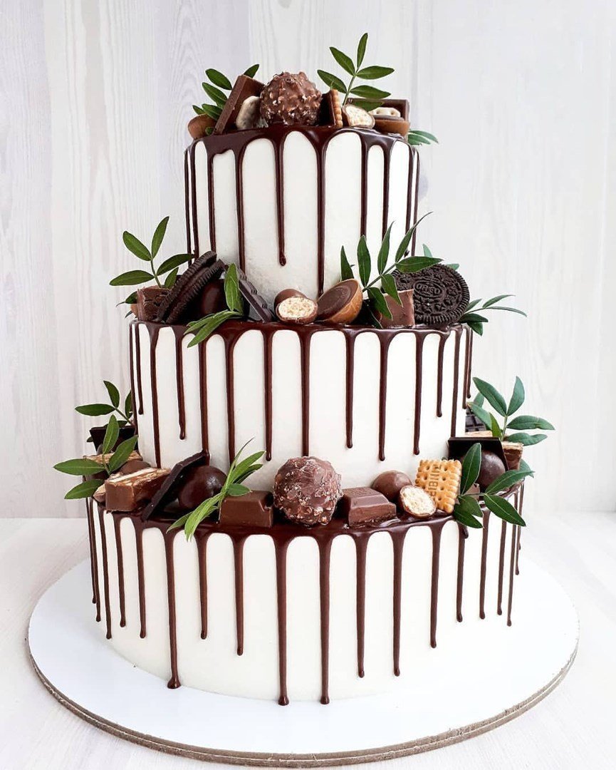 Двухярусный свадебный торт с шоколадным декором