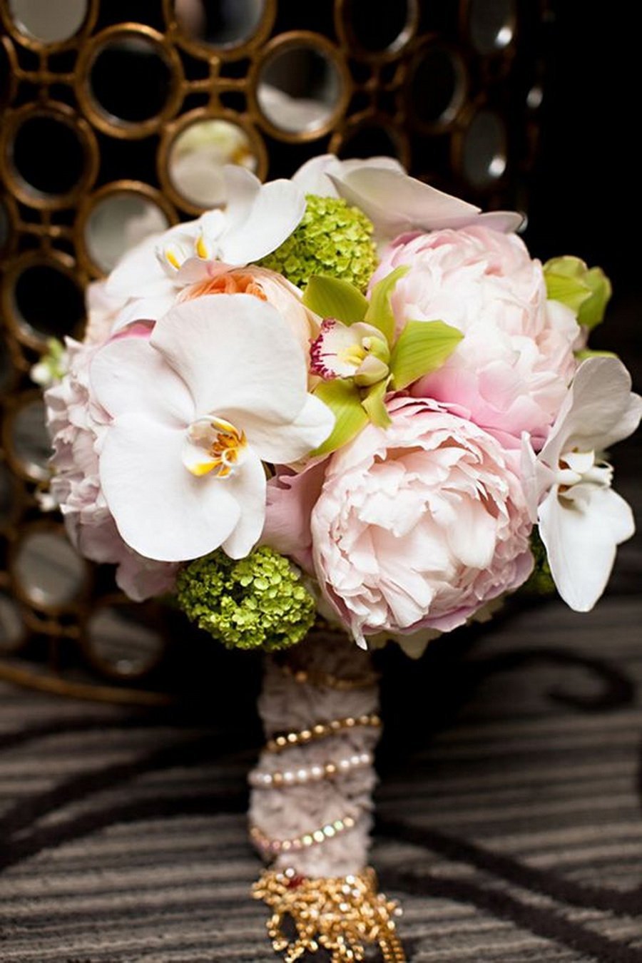 Свадебный букет из гортензии и орхидеи