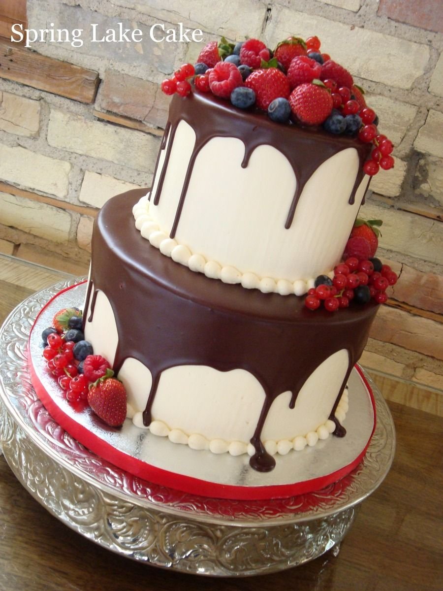 Свадебный торт с ягодами и шоколадом