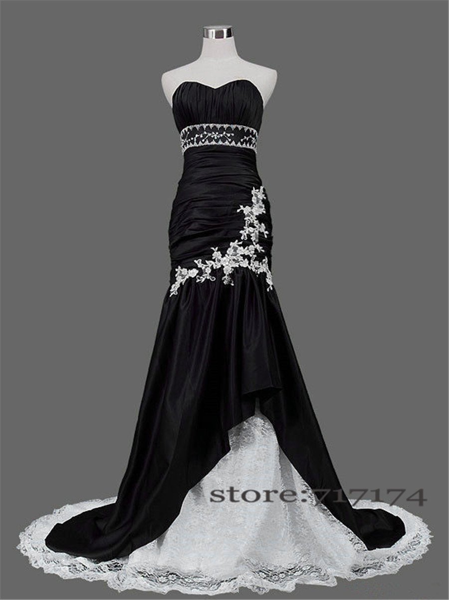 Черное свадебное платье на манекене