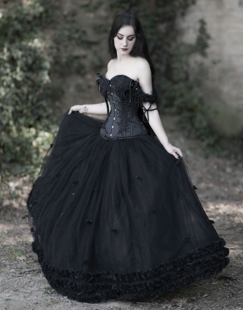 Свадебные платья средневековья черные