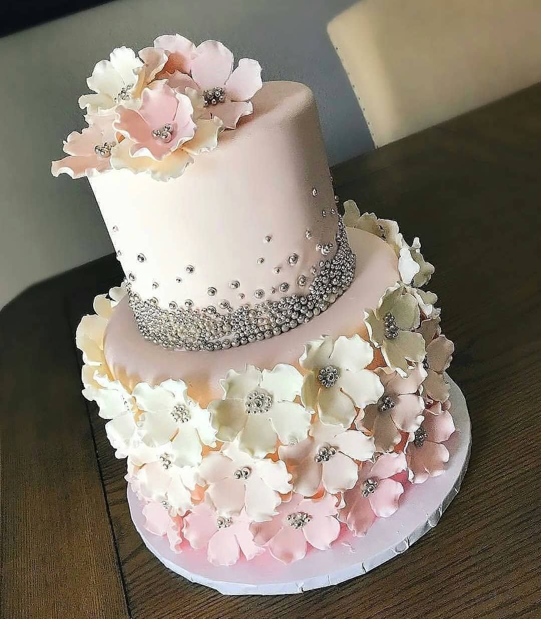 Торт с бусинками. Украшение двухъярусного торта. Украшение торта бусинками. Красивые торты с цветами. Украшение свадебного торта.