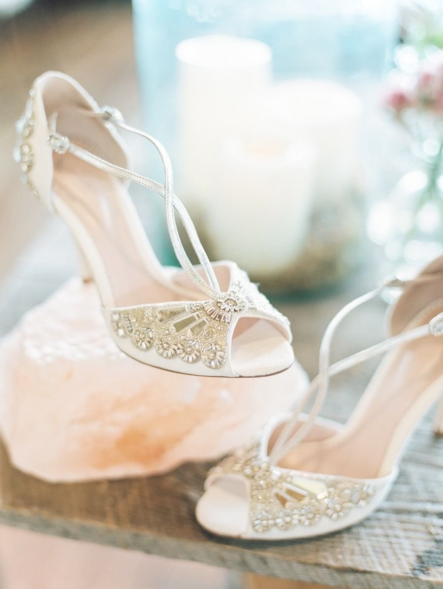 Розовые босоножки под свадебное платье