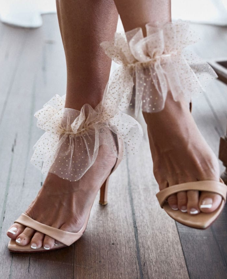 Девушки в свадебных платьях и на каблуках