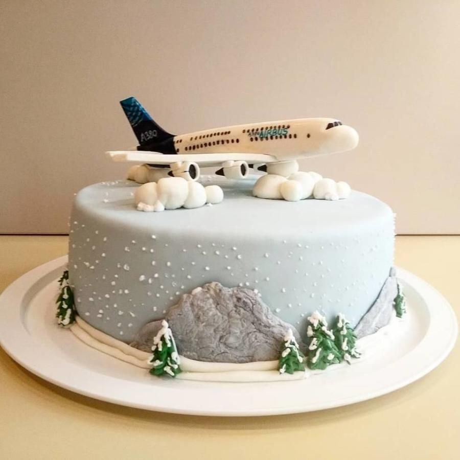 Декор торта с самолетом