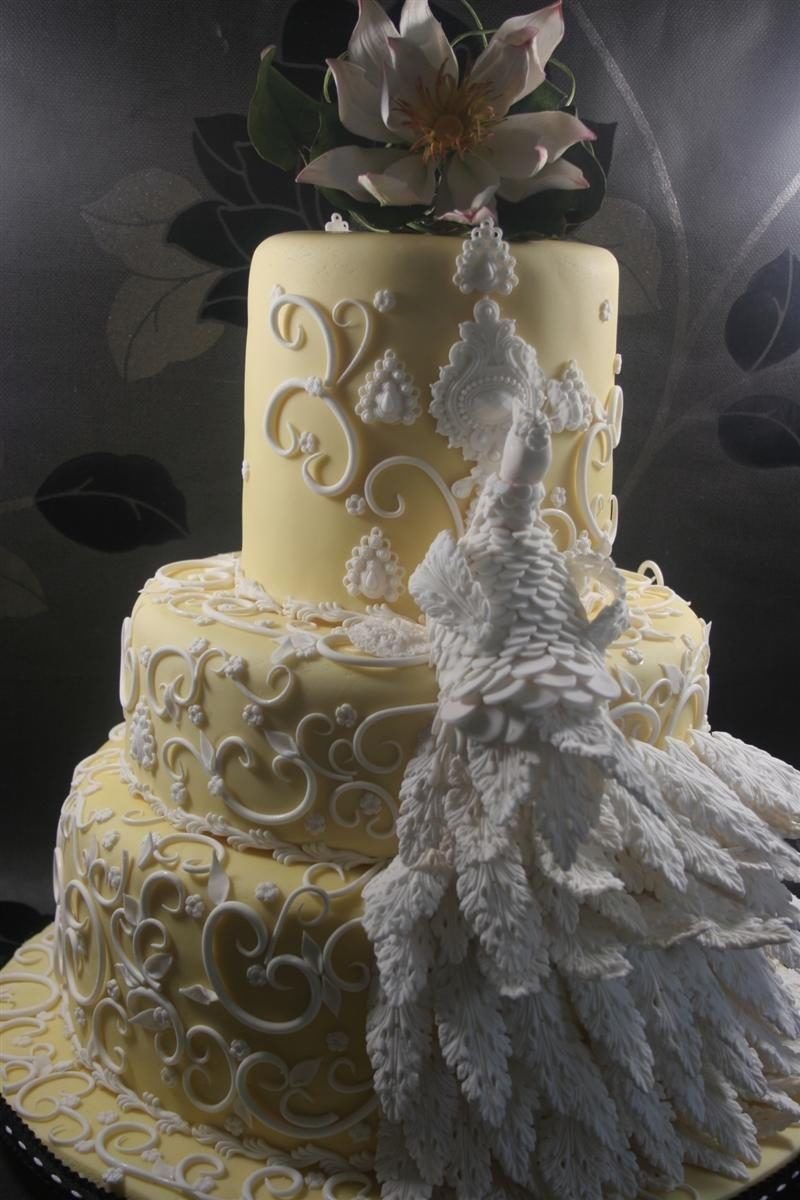 Свадебный торт Павлин с капкейками