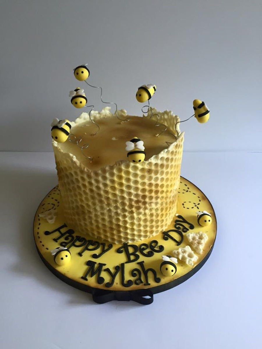 Двухъярусный торт с пчелками