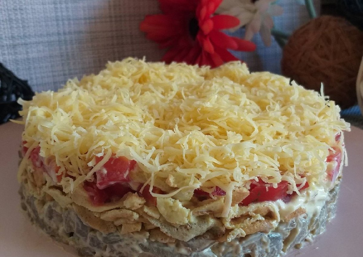 Слоёный салат с курицей и помидорами