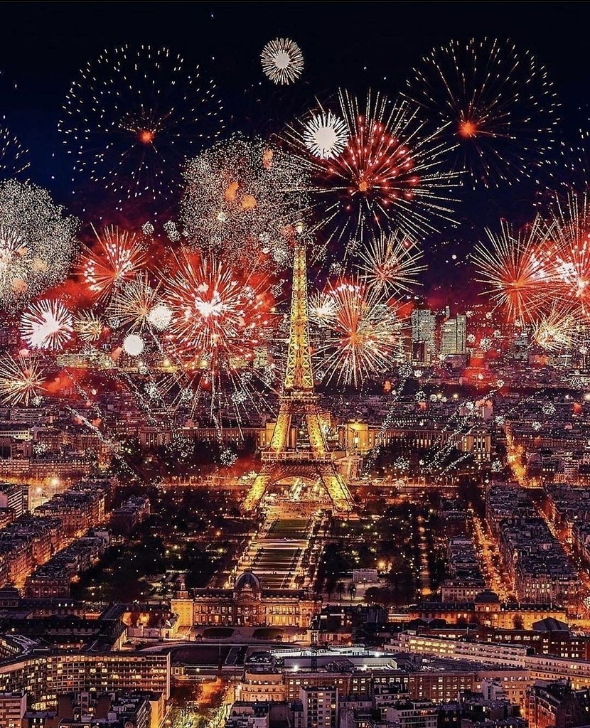 Эйфелева башня в Париже новый год
