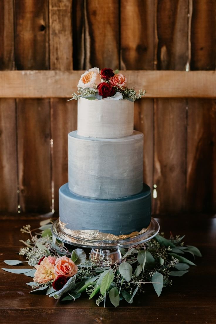 Свадебный торт в сером стиле
