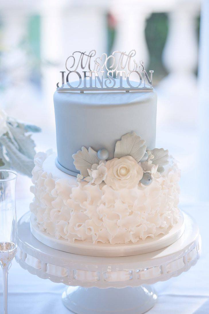 Свадебный торт двухъярусный голубого цвета