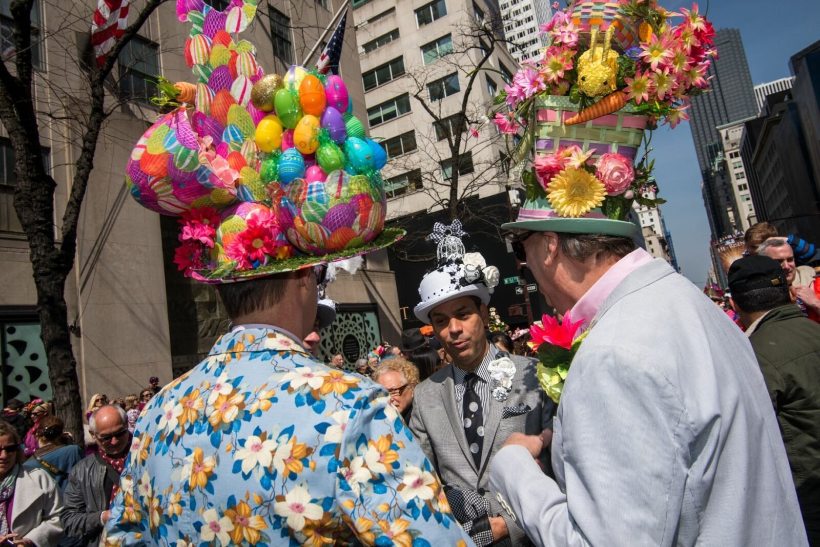 Какую одежду одевают на пасху. Праздник Easter в Англии. Пасхальный парад шляпок в Великобритании. Пасха в Америке традиции. Традиции празднования Пасхи в Англии.