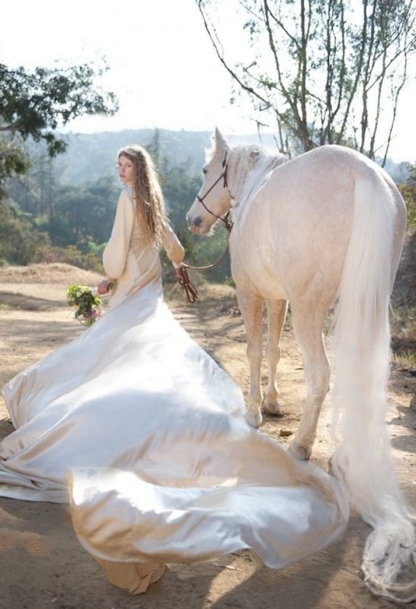 Свадебная фотосессия с белой лошадью