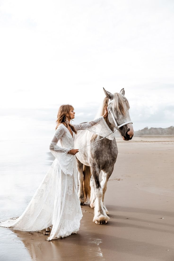 Фотосессия на лошади в свадебном платье