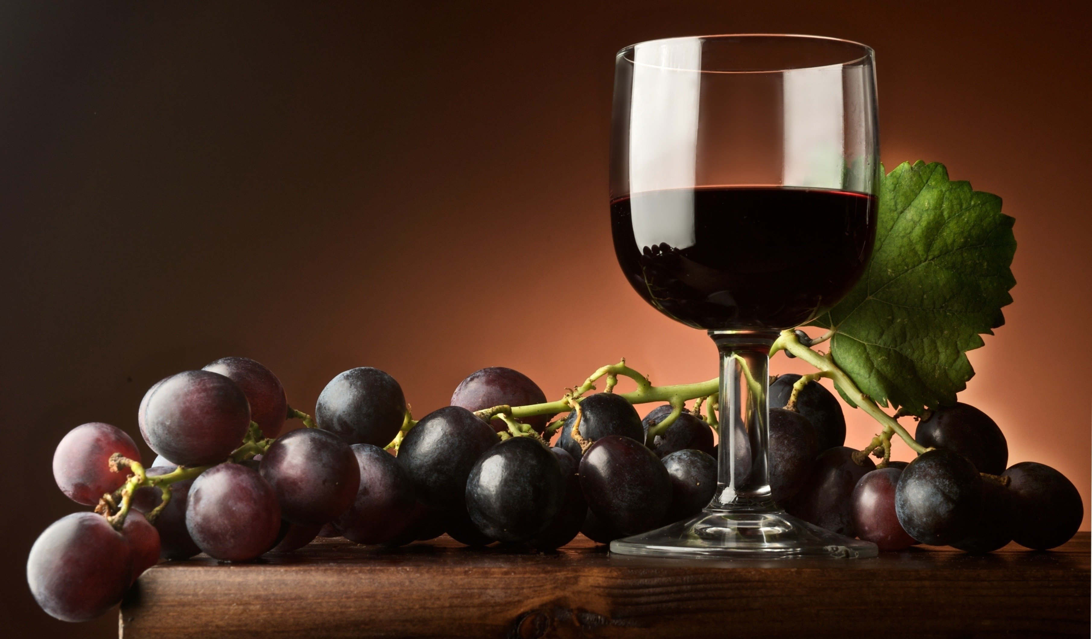 Черный виноград вино. Вино кагор красное. Кагор виноград. Кагор вино красное вино. Вино и виноград.
