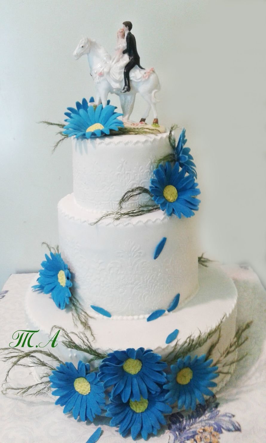 Голубой торт с белыми ромашками