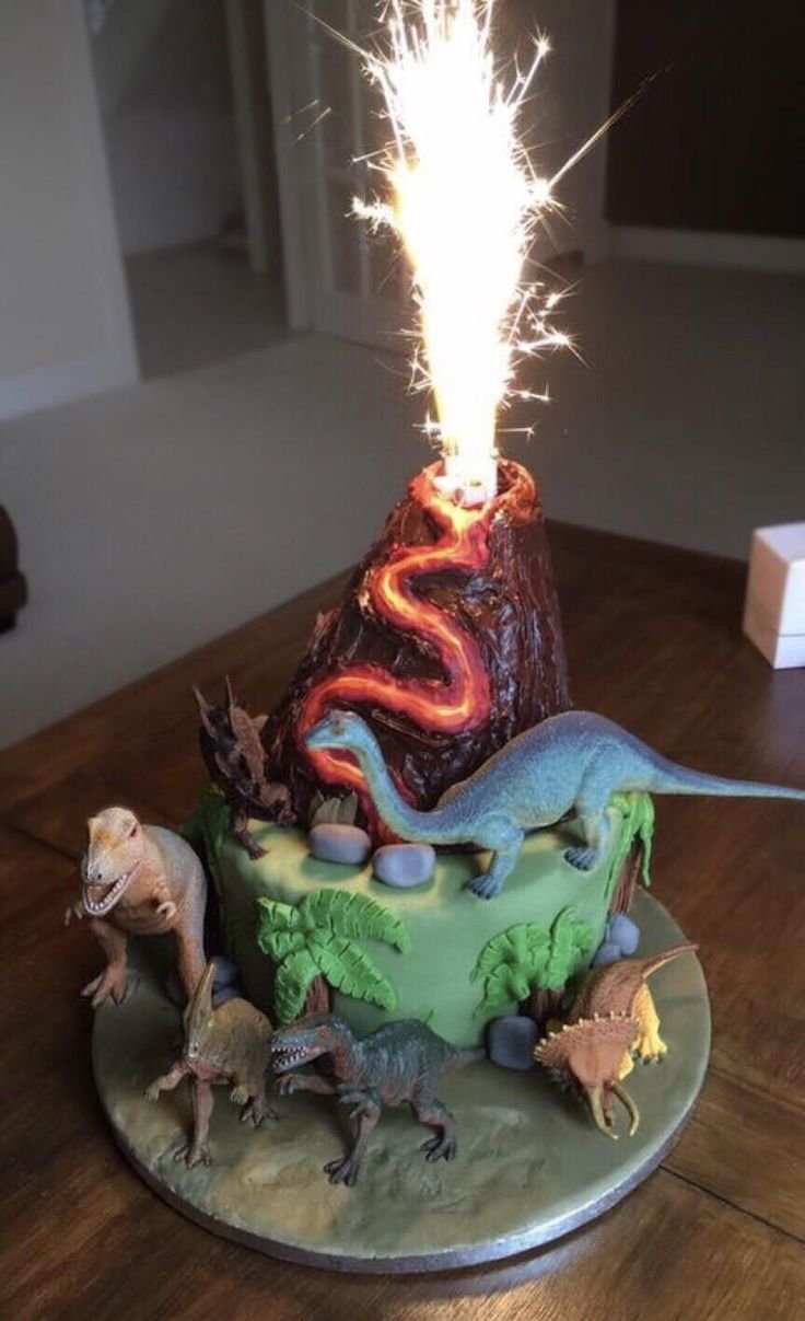 Торт в виде вулкана с динозаврами