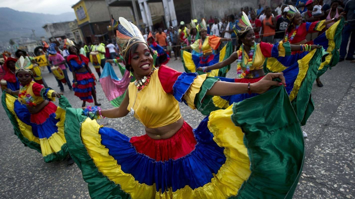 Кубинский народный танец. Национальный костюм Гаити. Нац костюм Гаити. Национальная одежда Венесуэлы. Карнавал Марди-Грас на Гаити.